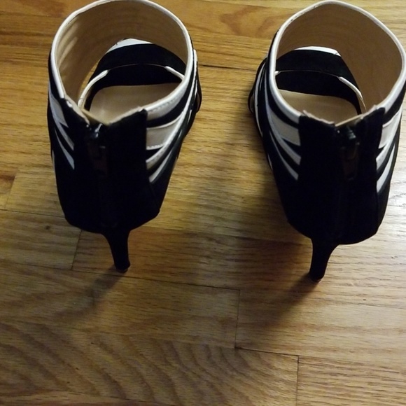 **SOLD** OFFSITE* Black and white heels - Picture 4 of 6